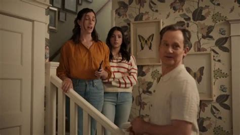 Verizon dramatic dad cast - Meet the Elliotts. Multicultural family of six. Father, Tom. Mother, Marta. Georgia, 17, a socially active daughter who phones friends endlessly. Raphael, 12, a …